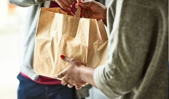 Diberi Uang Tip 10%, Pengantar Makanan Ini Marahi Pelanggannya