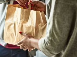 Diberi Uang Tip 10%, Pengantar Makanan Ini Marahi Pelanggannya