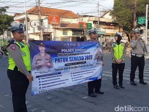 Polisi di Jombang Turun ke Lampu Merah Ingatkan Warga Tertib Berlalu Lintas Polisi di Jombang Turun ke Lampu Merah Ingatkan Warga Tertib Berlalu Lintas