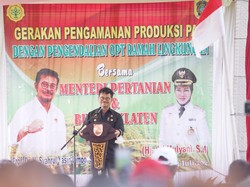 Mentan Serahkan Bantuan Alsintan-Modal Usaha ke Petani di Desa Karangdowo