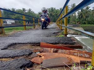 Duh! Banyak Lubang bak Ranjau di Jembatan Pekik Jamal Kulon Progo