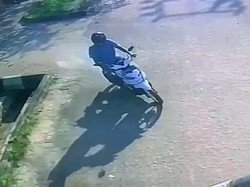 CCTV Ungkap Pencuri Santai Gondol Motor dari Kantor Walkot Jambi