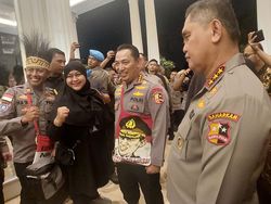 Momen Peraih Hoegeng Awards 2023 Beri Noken Buatan Mama Papua ke Kapolri