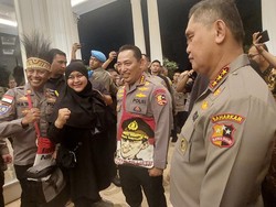 Momen Peraih Hoegeng Awards 2023 Beri Noken Buatan Mama Papua ke Kapolri