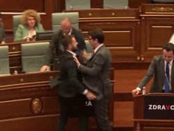 Dhuak! Adu Jotos Terjadi saat PM Kosovo Berbicara di Rapat Parlemen