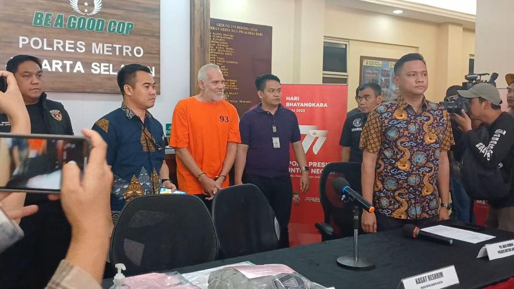 Tersangka Pemukulan, Ini Penampakan Pierre Gruno Berbaju Tahanan dan Diborgol Tersangka Pemukulan, Ini Penampakan Pierre Gruno Berbaju Tahanan dan Diborgol