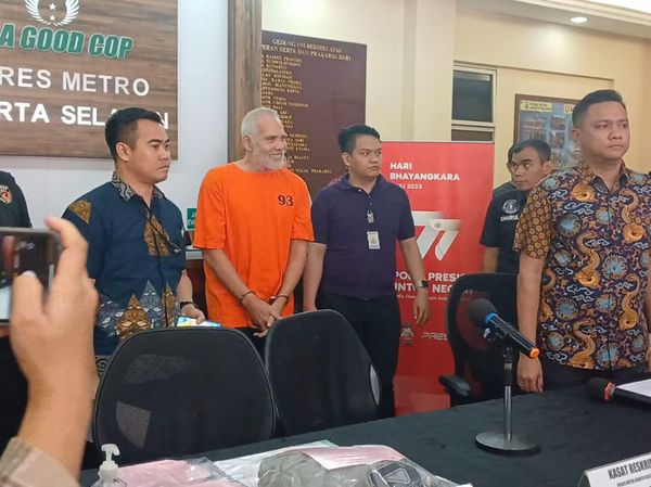 Tersangka Pemukulan, Ini Penampakan Pierre Gruno Berbaju Tahanan dan Diborgol