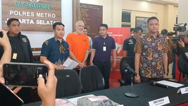 Pierre Gruno berbaju tahanan di Polres Metro Jakarta Selatan.