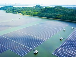 Cerdik! Singapura Bangun PLTS 63 Kali Lapangan Bola di Atas Danau