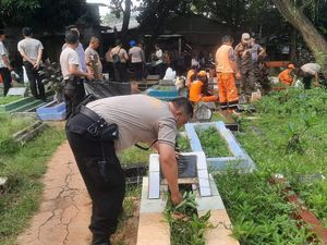 Polisi dan PPSU Bahu Membahu Bersih-bersih di TPU Kemang Timur Jaksel