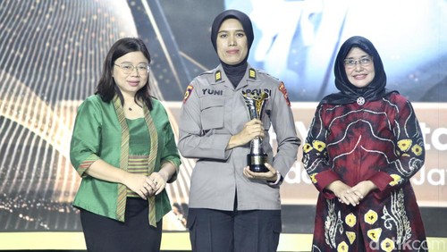 AKP Yuni dianugerahi Polisi Pelindung Perempuan dan Anak dalam acara malam puncak penganugerahan Hoegeng Awards 2023