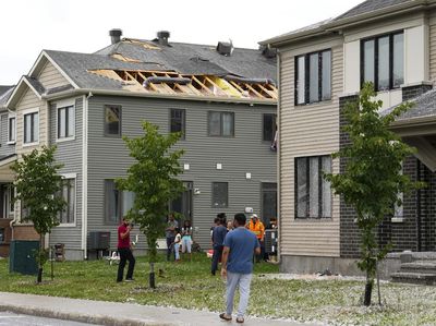 Penampakan Atap Rumah Jebol Diterjang Tornado di Kanada