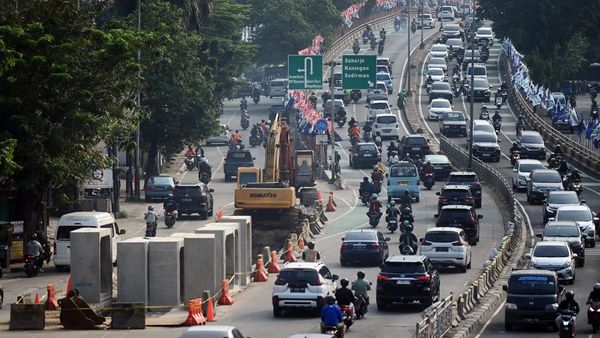 Potret Pembangunan Drainase di Tengah Jalan Jaksel