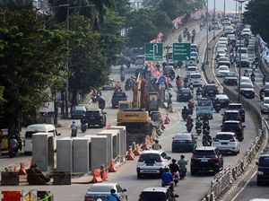 Potret Pembangunan Drainase di Tengah Jalan Jaksel Potret Pembangunan Drainase di Tengah Jalan Jaksel