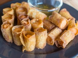 Resep Sosis Gulung Pangsit Saus Madu, Camilan Praktis yang Renyah Enak