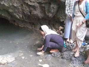 Di Mata Air Rengganis Pangandaran, Para Artis dan Pejabat Mandi Sucikan Diri Di Mata Air Rengganis Pangandaran, Para Artis dan Pejabat Mandi Sucikan Diri
