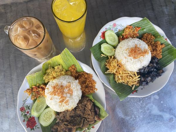 Sedapnya Nasi Cumi Hitam dan Empal Gentong di RM Lokiin yang Hits