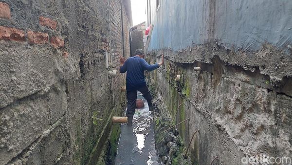 Tengok Lagi Potret Rumah Terhimpit Hotel di Bekasi