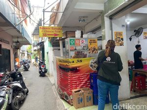 Merasakan Makan Bakmi Bangka dan Kwetiau Goreng Legendaris di Gang Sempit Merasakan Makan Bakmi Bangka dan Kwetiau Goreng Legendaris di Gang Sempit