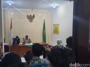Teman Sekelas Pembunuh Siswi SMP Mojokerto Divonis 7 Tahun 4 Bulan Bui! Teman Sekelas Pembunuh Siswi SMP Mojokerto Divonis 7 Tahun 4 Bulan Bui!