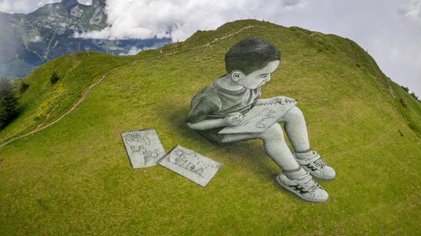 Lagi, Seniman Swiss-Prancis Ini Bikin Lukisan Raksasa di Lereng Gunung