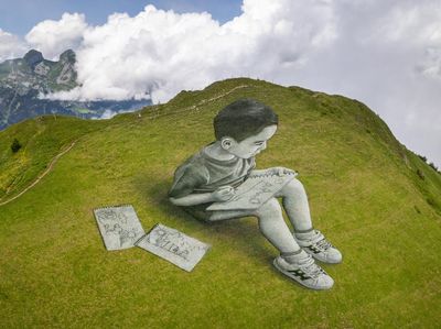 Lagi, Seniman Swiss-Prancis Ini Bikin Lukisan Raksasa di Lereng Gunung
