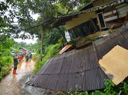 Padang Dilanda Banjir-Longsor, 2 Kakak Adik Tewas Tertimbun