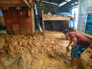 Sumbar Dilanda Banjir dan Longsor, 5 Orang Tewas Sumbar Dilanda Banjir dan Longsor, 5 Orang Tewas