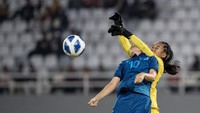 Pesepak bola Timnas Wanita Indonesia U-19 Shesilia Putri Desrina (kanan) berebut bola dengan pesepak bola Timnas Thailand Praewa Nudnabee (kiri). Bermain dengan 10 orang membuat Indonesia berada di bawah tekanan Thailand.