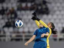 Pesepak bola Timnas Wanita Indonesia U-19 Shesilia Putri Desrina (kanan) berebut bola dengan pesepak bola Timnas Thailand Praewa Nudnabee (kiri). Bermain dengan 10 orang membuat Indonesia berada di bawah tekanan Thailand.