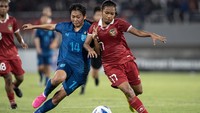Pesepak bola Timnas Wanita Indonesia U-19 Gea Yumanda (kanan) berebut bola dengan pesepak bola Timnas Thailand Natcha Kaewanta (kedua kiri) pada pertandingan Semi Final AFF U-19 Women Championship 2023 di Stadion Gelora Sriwijaya Jakabaring (GSJ), Jakabaring Sport City (JSC) Palembang, Sumatera Selatan, Kamis (13/7/2023). Indonesia langsung bermain dengan 10 orang pada menit keempat.