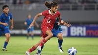 Pesepak bola Timnas Wanita Indonesia U-19 Claudia Alexandra Scheuneumann (tengah) menguasai bola dengan dikawal pesepak bola wanita Thailand Saranya Lamee. Skor 7-1 bertahan hingga laga usai dan Thailand berhak ke final untuk bertemu Vietnam, Sabtu (15/7) malam WIB. Sementara, Indonesia berebut peringkat ketiga dengan Myanmar sore harinya.