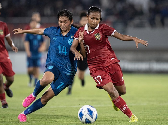 Timnas Indonesia Gagal ke Final Piala AFF U-19 Putri Usai Dilibas Thailand Pesepak bola Timnas Wanita Indonesia U-19 Gea Yumanda (kanan) berebut bola dengan pesepak bola Timnas Thailand Natcha Kaewanta (kedua kiri) pada pertandingan Semi Final AFF U-19 Women Championship 2023 di Stadion Gelora Sriwijaya Jakabaring (GSJ), Jakabaring Sport City (JSC) Palembang, Sumatera Selatan, Kamis (13/7/2023). Indonesia gagal melaju ke Final AFF U-19 Women Championship 2023 setelah kalah dari Thailand dengan skor 17. ANTARA FOTO/Nova Wahyudi/aww.
