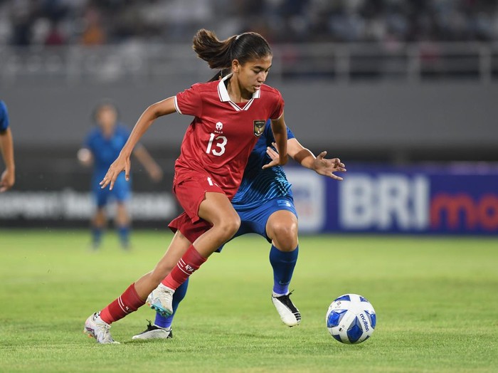 Pesepak bola Timnas Wanita Indonesia U-19 Claudia Alexandra Scheuneumann (tengah) menguasai bola dengan dikawal pesepak bola wanita Thailand Saranya Lamee pada pertandingan Semi Final AFF U-19 Women Championship 2023 di Stadion Gelora Sriwijaya Jakabaring (GSJ), Jakabaring Sport City (JSC) Palembang, Sumatera Selatan, Kamis (13/7/2023). ANTARA FOTO/Nova Wahyudi/aww.