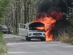 Toyota Hilux Double Cabin Ludes Terbakar di Dander Bojonegoro
