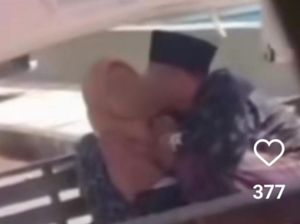 Beredar Video Sejoli Berpeci dan Berkerudung Mesum di Pantai Boom Tuban Beredar Video Sejoli Berpeci dan Berkerudung Mesum di Pantai Boom Tuban