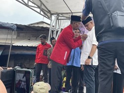 Warga Tanah Merah Sematkan Pin Garuda ke Anies: Bismillah Presiden