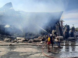 Sudah 10 Jam, Kebakaran Pabrik Kertas di Jekulo Kudus Belum Padam