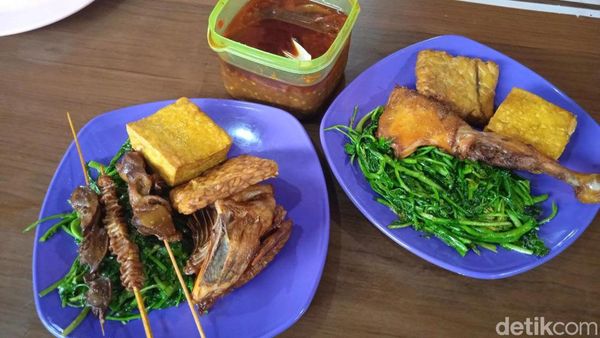 Pedas Seuhah! Ayam Goreng Hidden Gem di Bandung Ini Membakar Lidah