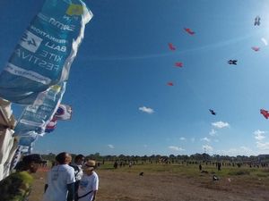 Bali International Kite Festival Diramaikan Seniman Layangan dari 8 Negara Bali International Kite Festival Diramaikan Seniman Layangan dari 8 Negara