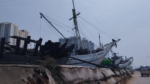 Bangkai kapal di Pelabuhan Sunda Kelapa belum dievakuasi sejak April 2023 (Belia/detikcom)