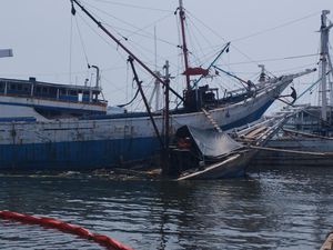 Duh! Bangkai Kapal Belum Dievakuasi Sejak April di Pelabuhan Sunda Kelapa Duh! Bangkai Kapal Belum Dievakuasi Sejak April di Pelabuhan Sunda Kelapa