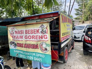 Mlekoh Sedap! Bebek Goreng Madura Bumbu Hitam Ini Dimasak 8 Jam