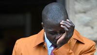 Persidangan memutuskan Mendy dibebaskan dari dakwaan. Ini kemenangan keduanya, usai Mendy juga dibebaskan dari dakwaan beberapa kasus Januari lalu. Mendy langsung menangis usai keluar dari ruang persidangan.(Foto: Oli SCARFF / AFP)