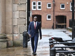 Benjamin Mendy mendatangi Pengadilan Chester Crown, Jumat 914/7/2023) untuk menjalani persidangan kasus dugaan pemerkosaan dan kekerasan pada dua perempuan. (Foto: Oli SCARFF / AFP)