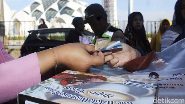 Berkah Masjid Raya Al Jabbar Putar Ekonomi Warga Lokal