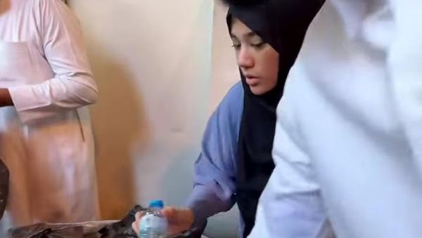Masya Allah! Clara Shinta Hobi Berbagi Makanan Saat Umroh