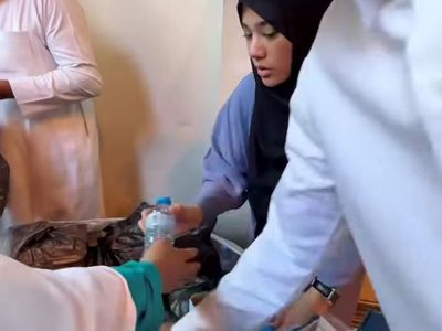 Masya Allah! Clara Shinta Hobi Berbagi Makanan Saat Umroh