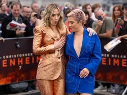 Florence Pugh Selamatkan Emily Blunt dari Slip Nipple saat Premier Oppenheimer