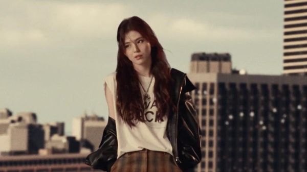 7 Gaya Han So Hee Jadi Pacar Jungkook BTS di MV Seven, Cantik Diterpa Hujan